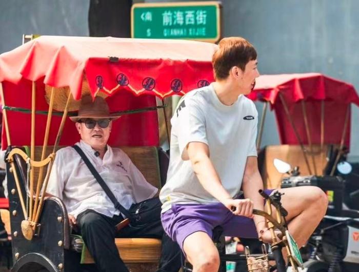 半岛体育-男篮第一中锋蹬三轮拉客？2米17周琦干起副业 网友：为退役谋出路