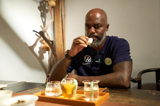 半岛体育官网-【对话】喝茶侃球漫步北京，格拉菲特回忆德甲岁月