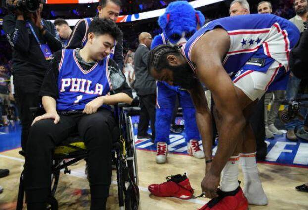 哈登准绝杀背后好暖心：向枪击案瘫痪中国学生赠鞋