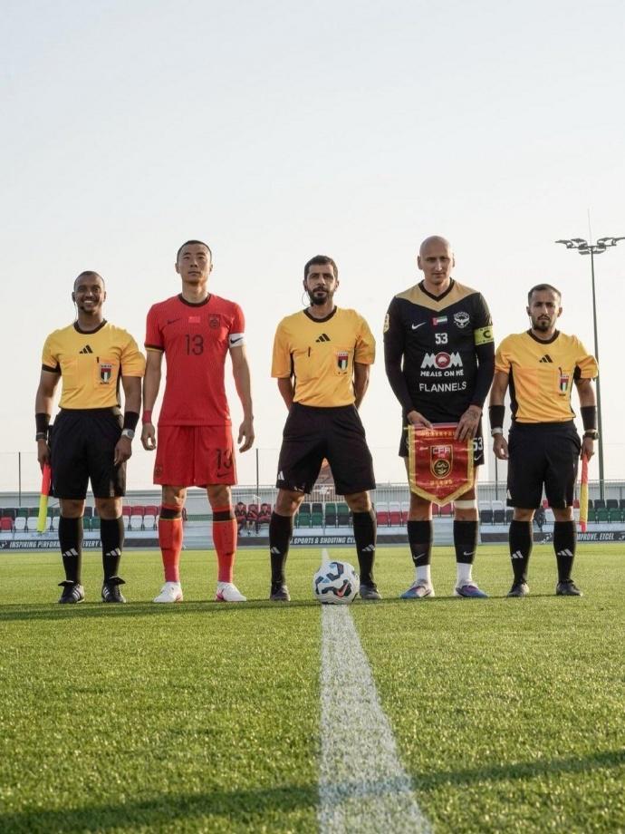 半岛体育-国足2比2战平乌兹别克，邵佳一遗憾未能成功复仇，痛失好局