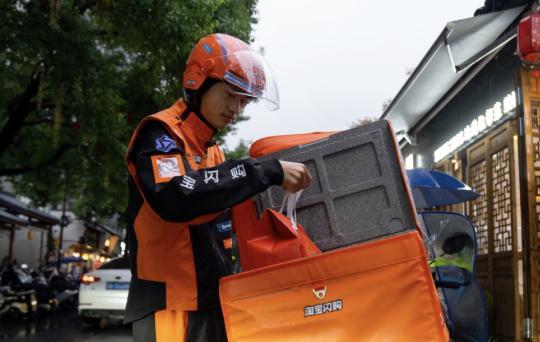 半岛体育下载-F1决赛日上海20余位“安全侠”骑手受邀观赛，与顶尖车手共赴速度之约