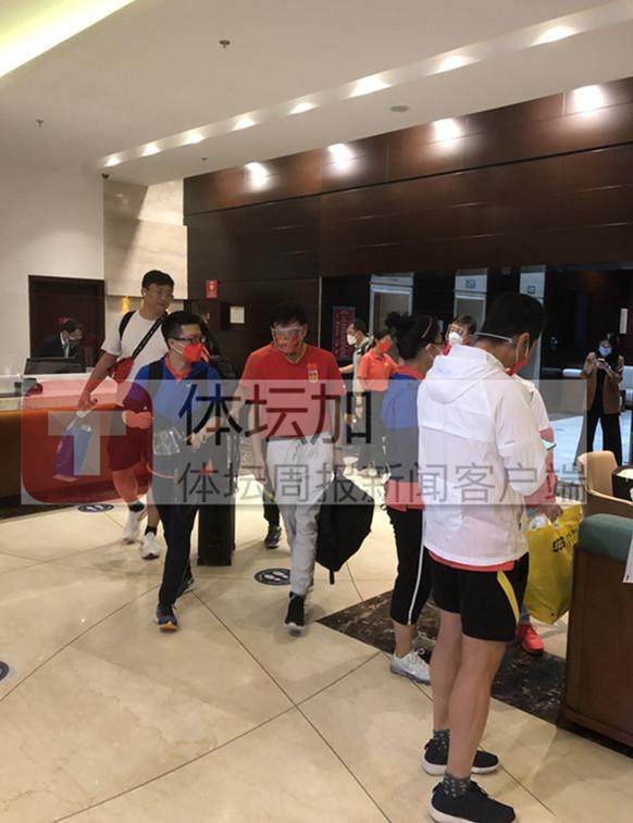半岛体育下载-【独家图】国足启程回国 将前往苏州隔离“14+7”