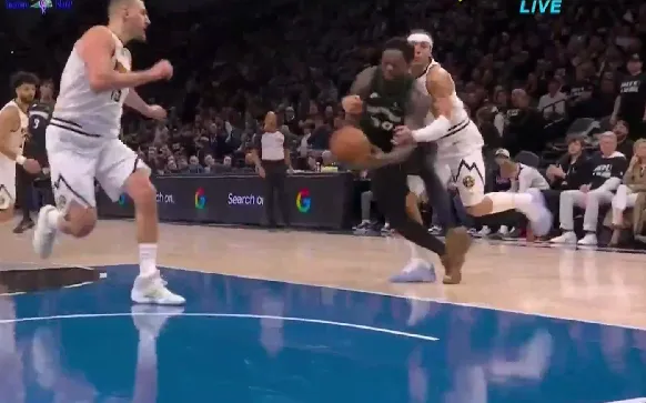 半岛体育-戈登身后拉拽兰德尔犯规，芬奇抱怨裁判应该回看录像