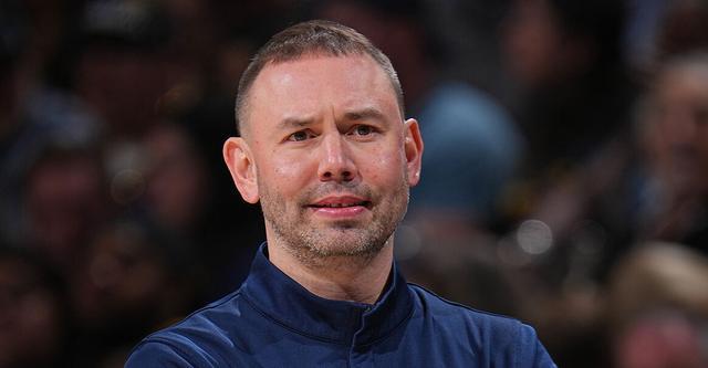 半岛体育注册网址-历史首对！阿德尔曼父子均以主帅身份取得50+胜场赛季